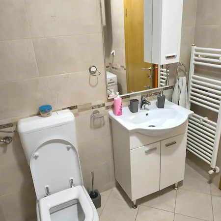 Luc 75 Kvadrata Stan Sa Dve Spavce Sobe トレビニエ