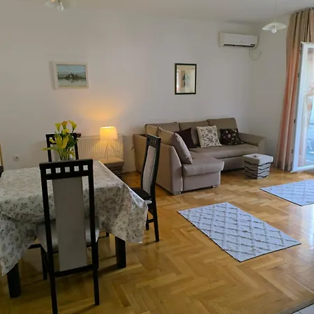 Luc 75 Kvadrata Stan Sa Dve Spavce Sobe